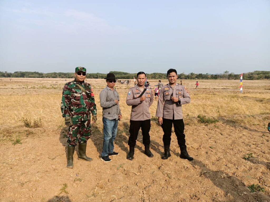 Polsek Angsana Laksanakan Pengamanan Festival Layang Layang di Desa Cipinang 2 WhatsApp Image 2023 10 23 at 19.28.33