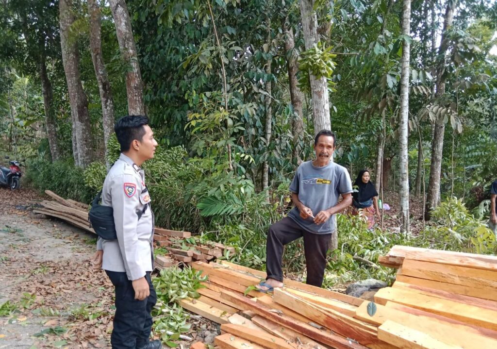 Polsek Cikedal: Bhabinkamtibmas Sambang dan Silaturahmi dengan Warga Masyarakat 3 WhatsApp Image 2023 10 23 at 19.30.29
