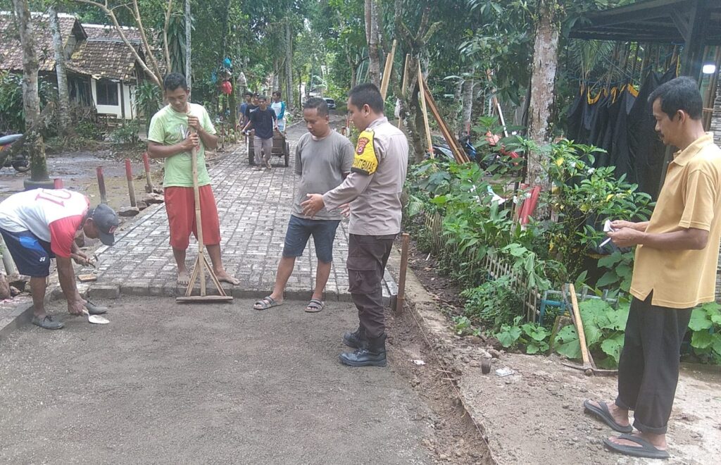 Bhabinkamtibmas Polsek Pagelaran Lakukan Sambang DDS di Desa Binaan 5 WhatsApp Image 2023 10 23 at 19.34.33