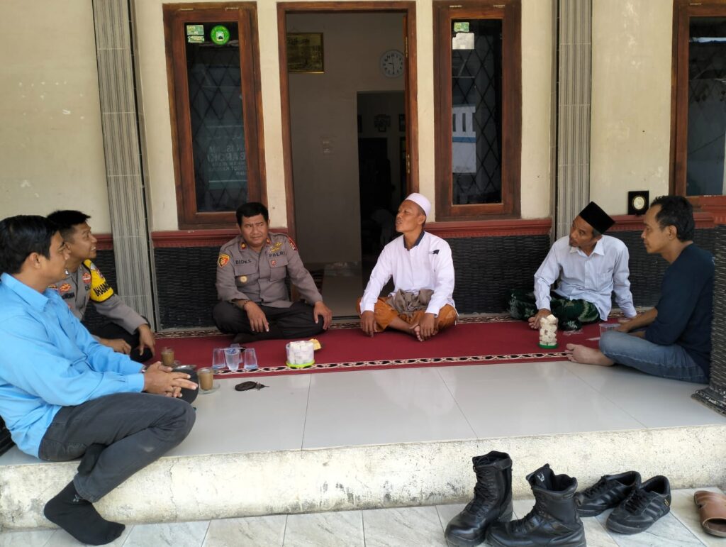 Silaturahmi Kapolsek Pandeglang dengan Tokoh Agama KH. MUHIDIN 3 WhatsApp Image 2023 10 23 at 20.34.52