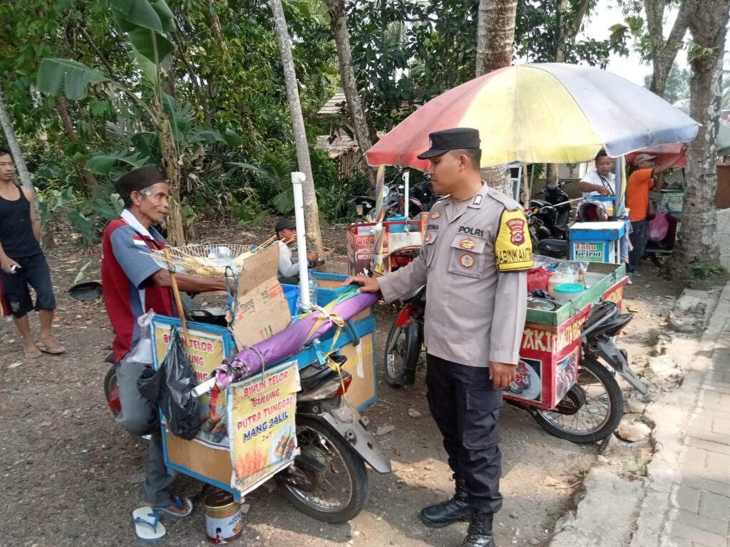Bhabinkamtibmas Polsek Cikedal Sambangi Warga Binaan di Desa Dahu 5 WhatsApp Image 2023 10 23 at 20.40.09