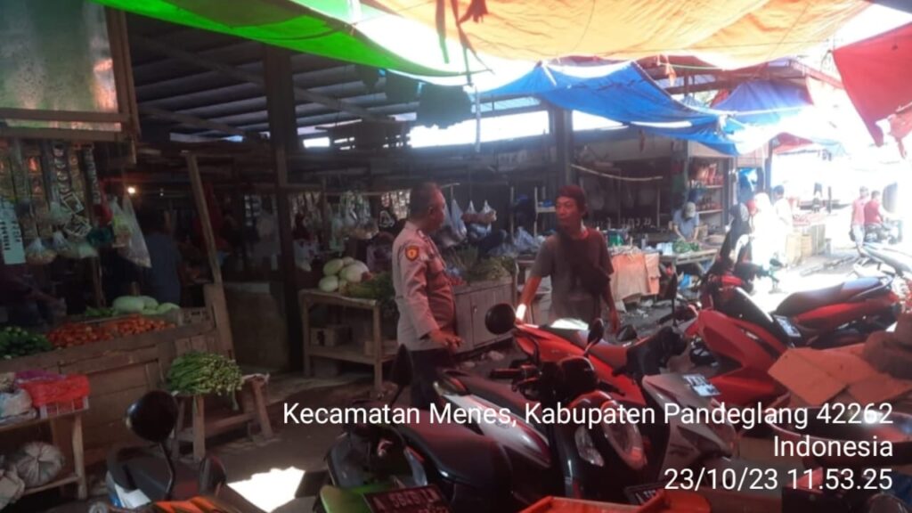 Polsek Menes Gelar Kegiatan Patroli Dialogis di Pasar Tradisional Menes 6 WhatsApp Image 2023 10 23 at 20.41.59