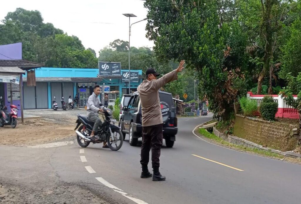 Polsek Saketi Gealr Pengaturan Arus Lalu Lintas (Gatur) dalam Upaya Menciptakan Kamtibcarlantas yang Aman dan Nyaman 8 WhatsApp Image 2023 10 23 at 20.45.54