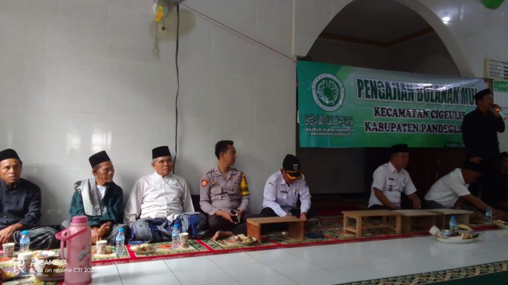 Bhabinkamtibmas Polsek Cigeulis Hadiri Pengajian Rutin MUI Tingkat Kecamatan 4 WhatsApp Image 2023 10 25 at 10.29.30