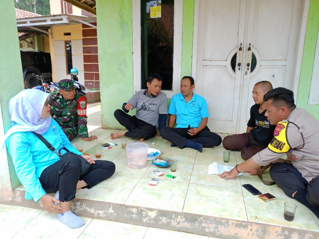 Polsek Pandeglang Mediasi Warga dan Pelaksana Pembangunan Jalan Kampung 2 WhatsApp Image 2023 10 25 at 10.43.17