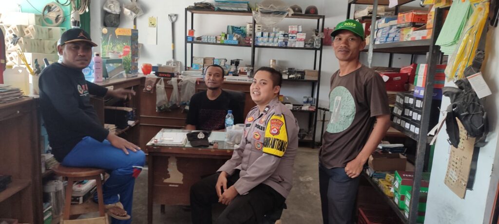 Bhabinkamtibmas Polsek Cikeusik Sambang dan Ajak Warga Jaga Kamtibmas 5 WhatsApp Image 2023 10 25 at 11.03.47