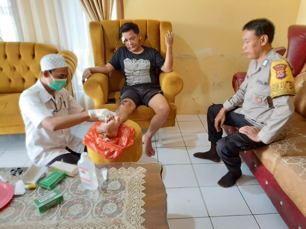 Bhabinkamtibmas Polsek Pandeglang Sambangi Pasien dan Ajak Warga Berkordinasi 1 WhatsApp Image 2023 10 25 at 20.03.05