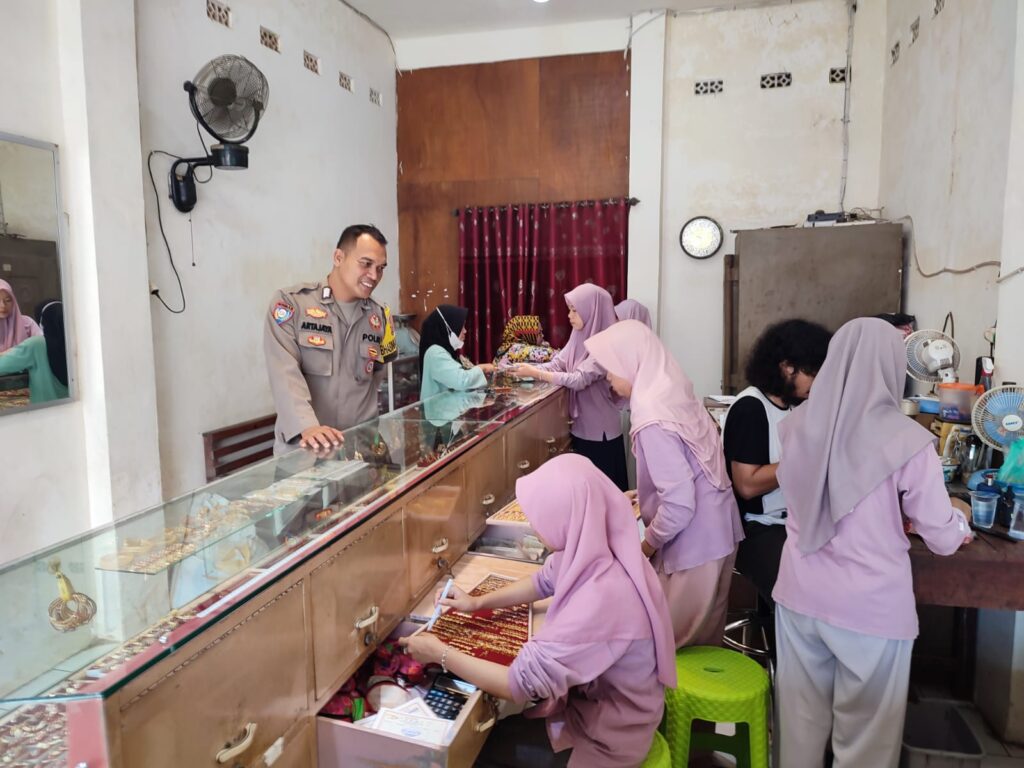 Polsek Cibaliung: Polisi Hadir di Tengah Masyarakat, Menjalin Komunikasi dan Menyerap Informasi 9 WhatsApp Image 2023 10 25 at 20.12.45