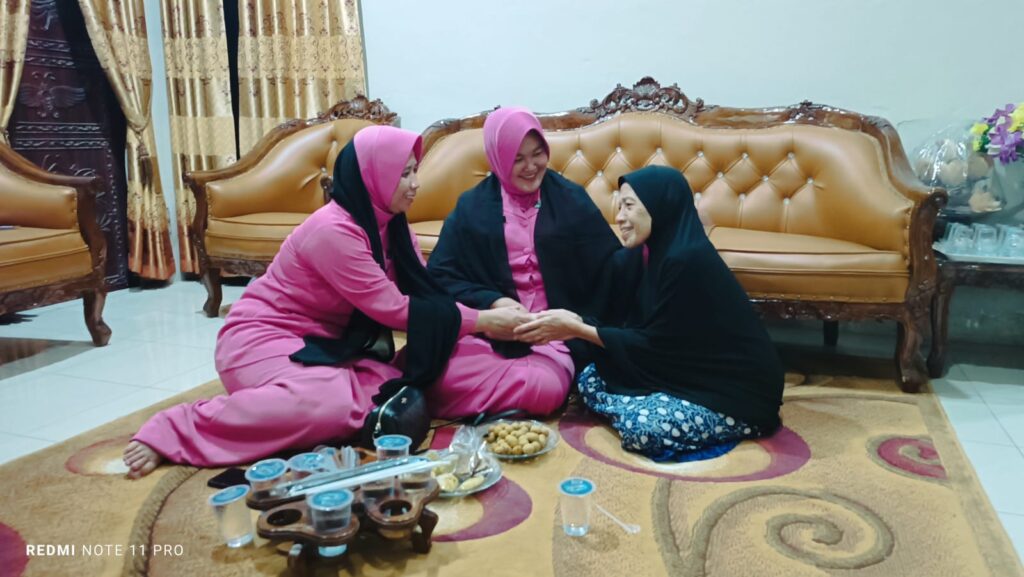 Polsek Pandeglang dan Bhayangkari Ranting Polsek Kota Pandeglang Gelar Takziah di Rumah Duka Personil 1 WhatsApp Image 2023 10 25 at 20.15.27