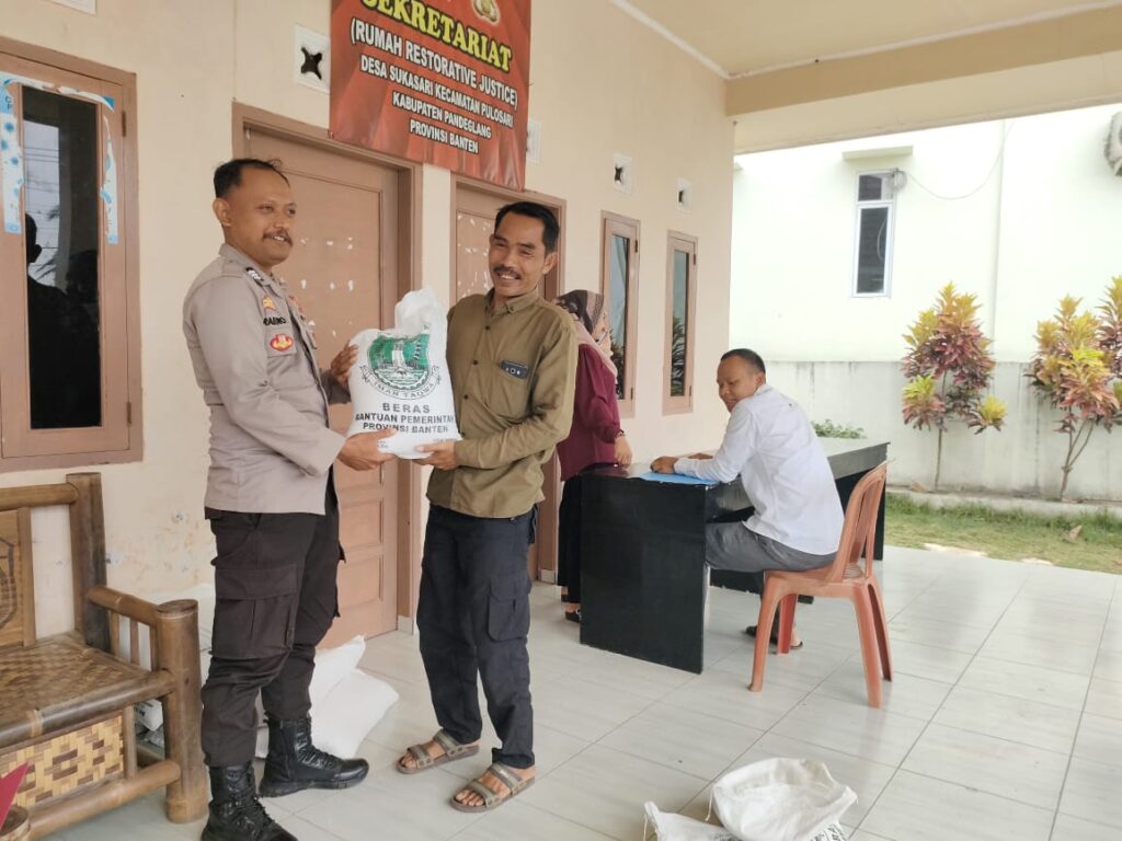 Polsek Pulosari: Penyaluran Bantuan Perlindungan Sosial Tahun 2023 di Desa Sukaraja 2 WhatsApp Image 2023 10 25 at 20.17.32