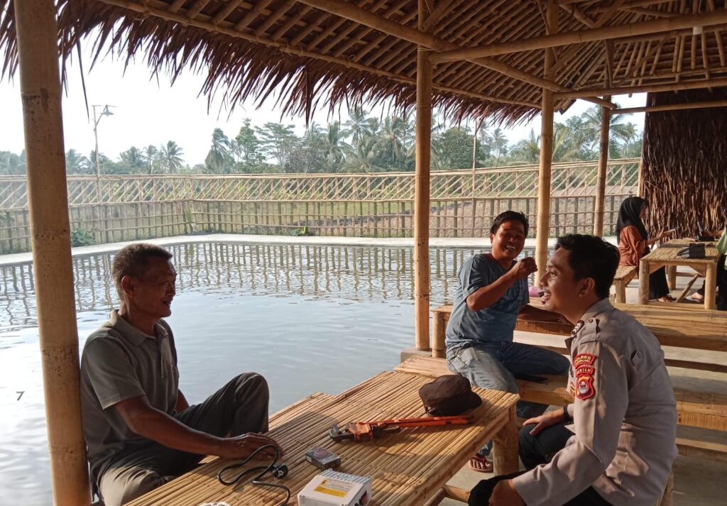 Polsek Cikedal: Sambang Dialogis Door to Door System dalam Upaya Ciptakan Keamanan dan Ketertiban 5 WhatsApp Image 2023 10 25 at 20.28.07