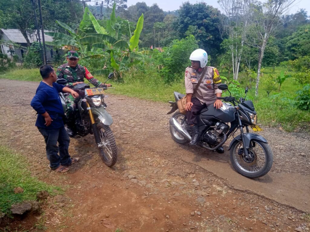 Bhabinkamtibmas Polsek Pandeglang Terus Jalin Silaturahmi dan Berikan Himbauan Kamtibmas ke Warga 7 WhatsApp Image 2023 10 25 at 20.32.51