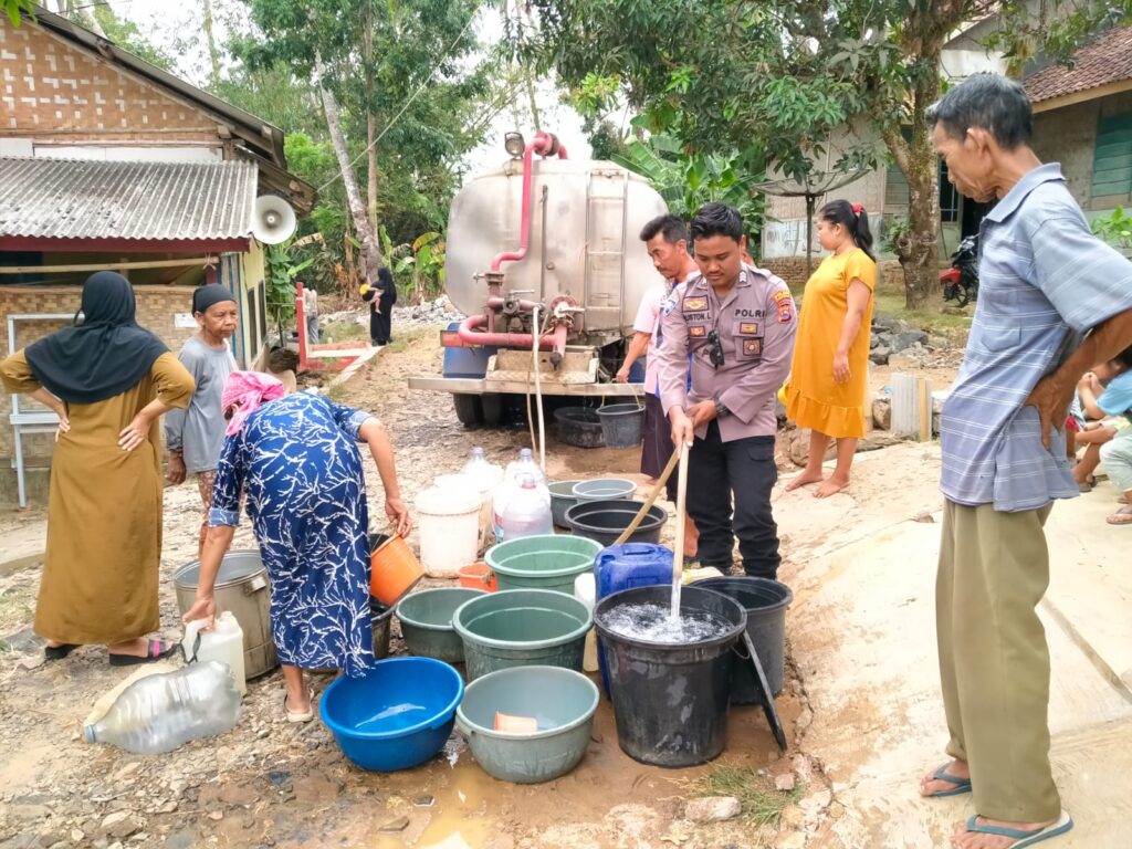 Kapolsek Angsana Bersama BPBD Kab. Pandeglang dan KSB Distribusikan Bantuan Air Bersih Kepada Masyarakat 8 WhatsApp Image 2023 10 25 at 20.34.46