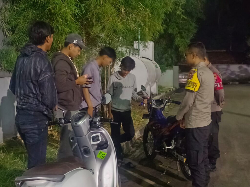 Polsek Banjar Melancarkan Giat Patroli Malam Guna Memelihara Ketertiban 9 WhatsApp Image 2023 10 26 at 09.12.55