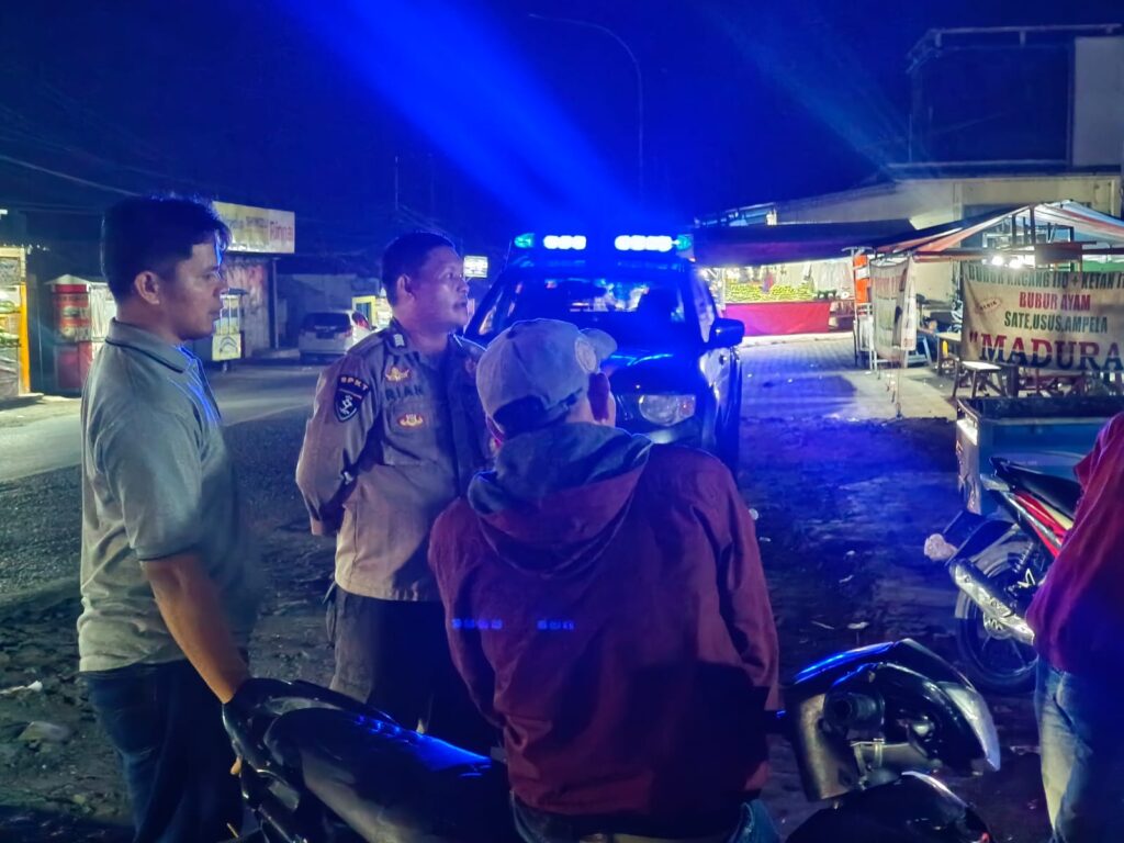 Polsek Banjar Polres Pandeglang Gelar "Patroli Bluelight" demi Situasi Aman dan Kondusif 10 WhatsApp Image 2023 10 26 at 09.18.30