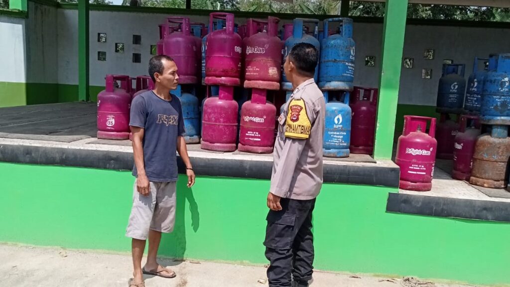 Bhabinkamtibmas Polsek Cikedal Melakukan Kegiatan Sambang dan Silaturahmi dengan Karyawan Gas LPG PT Mahkota Jaya Utama Lestari 2 WhatsApp Image 2023 10 26 at 15.24.07