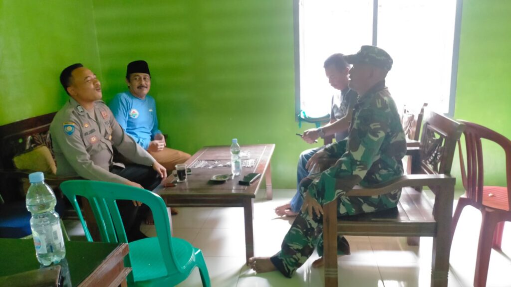 Bhabinkamtibmas Polsek Panimbang Sambangi Kepala Desa Sobang dalam Upaya Mempertahankan Kamtibmas yang Kondusif 3 WhatsApp Image 2023 10 26 at 20.52.11