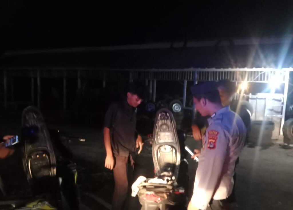 Bhabinkamtibmas Polsek Cikedal Mendekatkan Polri dengan Masyarakat Melalui Patroli Dialogis Malam Hari 3 WhatsApp Image 2023 10 28 at 15.53.47