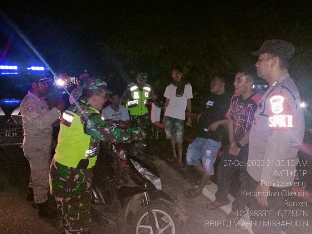 Polsek Cikeusik Melaksanakan Patroli Gabungan Sinergitas untuk Menciptakan Lingkungan Aman dan Kondusif 4 WhatsApp Image 2023 10 28 at 15.55.33