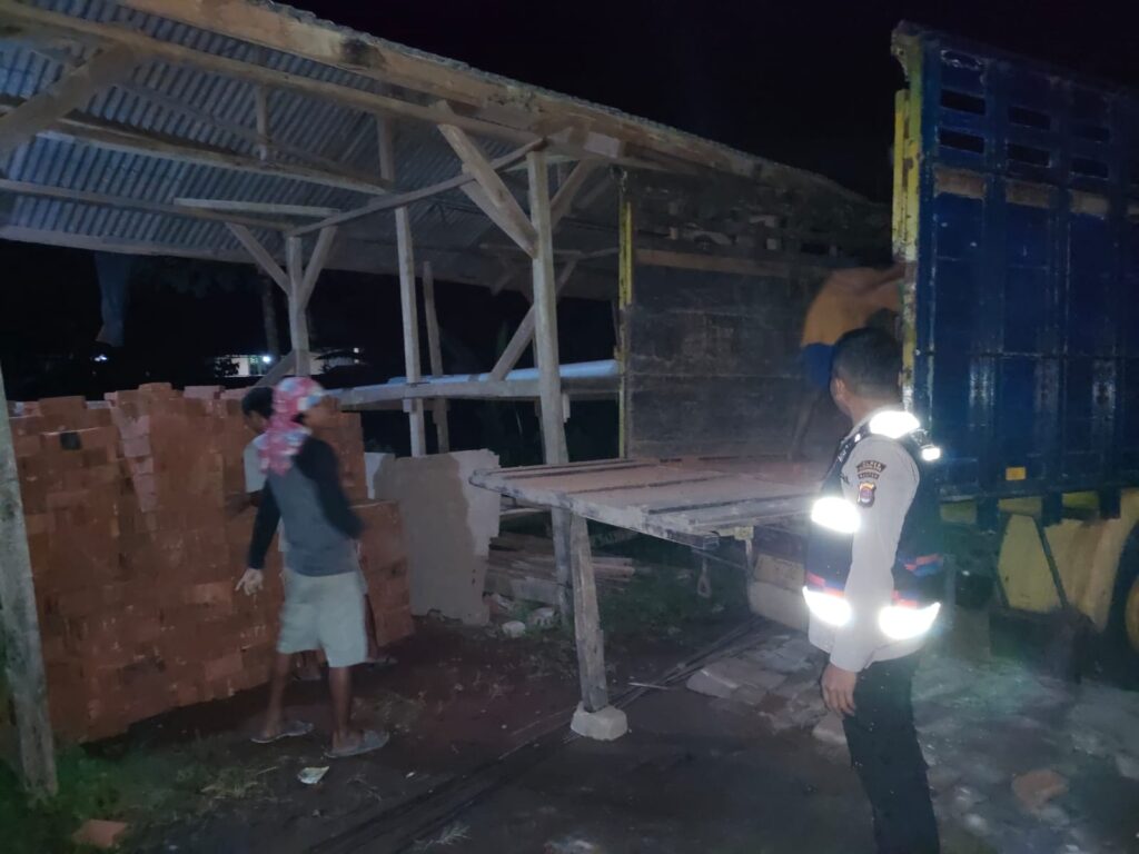 Polsek Pulosari Gelar Patroli Curas, Curat dan Curanmor (C3) dalam Upaya Menciptakan Keamanan dan Kondusif 5 WhatsApp Image 2023 10 28 at 16.03.38