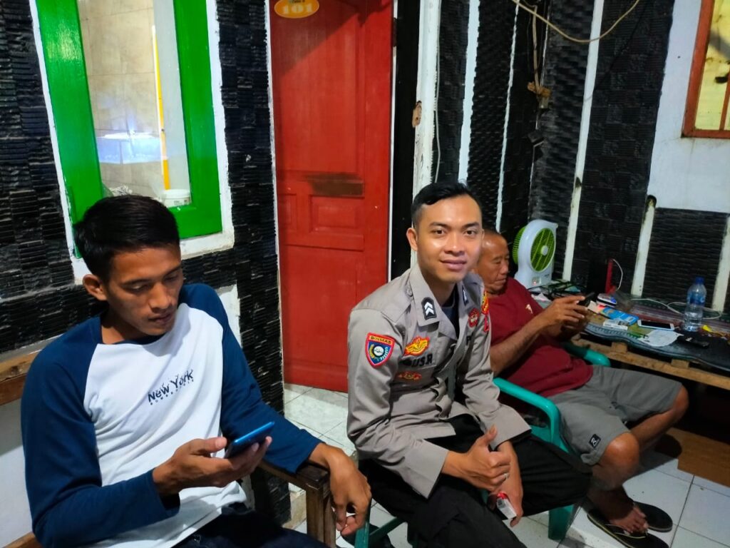 Anggota Polsek Panimbang Melaksanakan Kegiatan Rutin KRYD untuk Meningkatkan Komunikasi dan Kesadaran Kamtibmas 6 WhatsApp Image 2023 10 28 at 16.06.13
