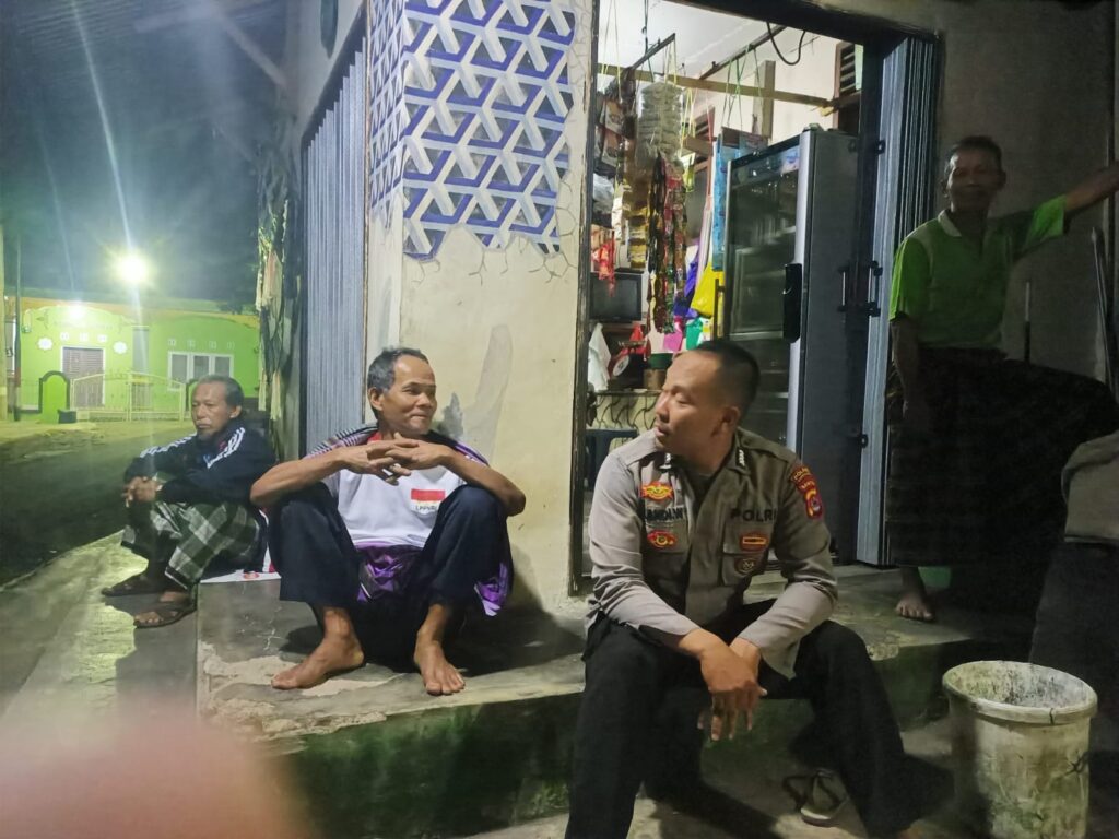 Polsek Pulosari Terus Berupaya Mengamankan Desa Binaan Melalui Sambang Warga 3 WhatsApp Image 2023 10 29 at 07.05.39