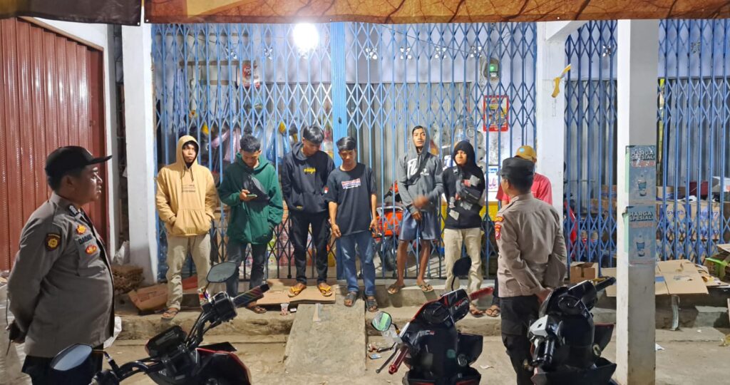 Polsek Sumur Terus Tingkatkan Patroli Malam Demi Keamanan Wilayah 4 WhatsApp Image 2023 10 29 at 07.19.53