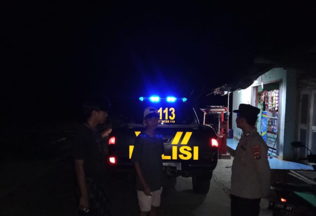 Polsek Cikedal Melaksanakan Patroli Blue Light Malam untuk Keamanan dan Ketertiban Masyarakat 5 WhatsApp Image 2023 10 29 at 07.28.13