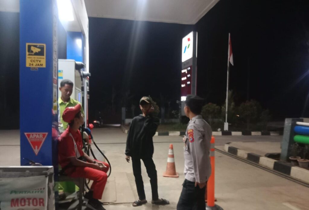 Patroli Polsek Cikedal: Cegah Gangguan Kamtibmas dan Pantau Stok BBM di SPBU 6 WhatsApp Image 2023 10 29 at 07.47.40
