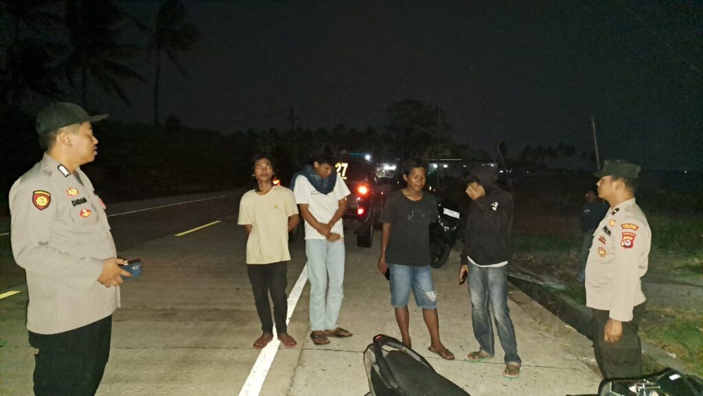 Polsek Sumur: Antisipasi Kenakalan Remaja dengan Patroli Rutin 7 WhatsApp Image 2023 10 29 at 07.58.35