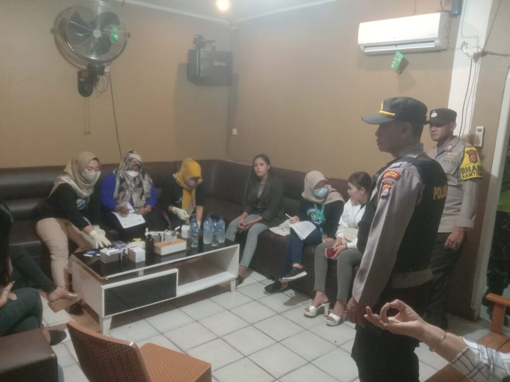 Polsek Carita dan Puskesmas UPT Carita Bersinergi Gelar Patroli Gabungan Mobile VCT 8 WhatsApp Image 2023 10 29 at 08.14.38