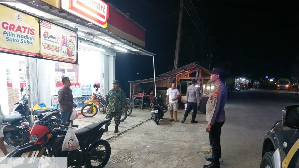 Polsek Cikeusik dan Koramil Cikeusik Gelar Patroli Bersama untuk Meningkatkan Kamtibmas 9 WhatsApp Image 2023 10 29 at 08.20.39