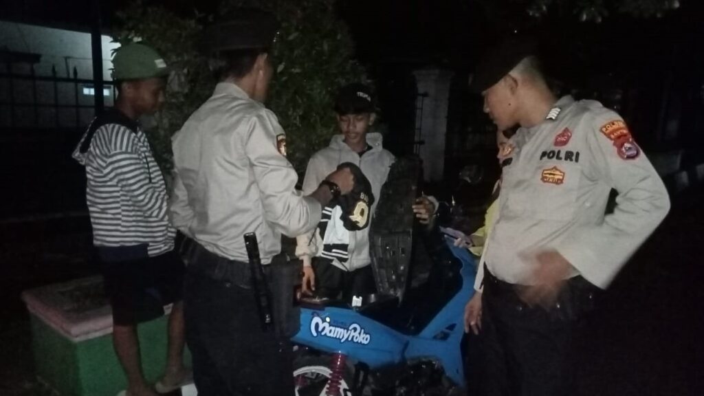 Patroli Stasioner Sat Samapta Polres Pandeglang untuk Cegah Kejahatan Jalanan dan Kenakalan Remaja 10 WhatsApp Image 2023 10 29 at 08.35.04