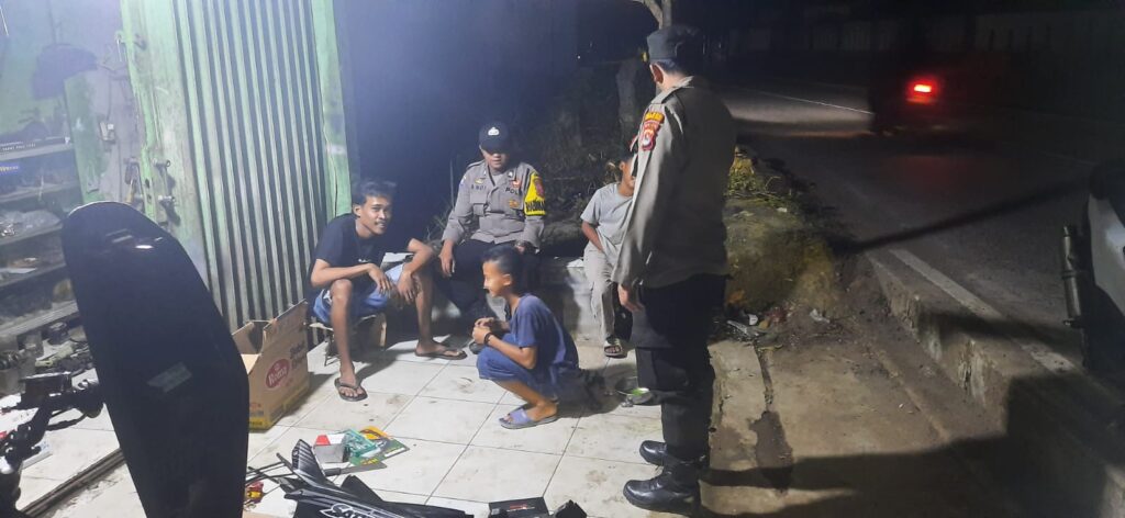 Patroli Dialogis Polsek Picung: Antisipasi Tindakan Kejahatan di Bengkel Motor 1 WhatsApp Image 2023 10 29 at 08.44.35