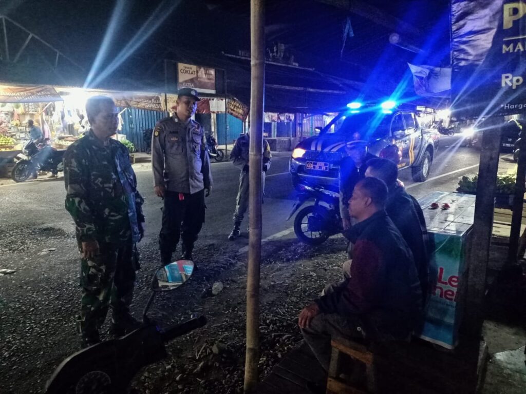 Patroli Gabungan Polsek Cibaliung: Memastikan Keamanan Wilayah di Malam Akhir Pekan 2 WhatsApp Image 2023 10 29 at 08.49.41