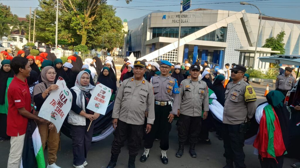 Polsek Pandeglang Amankan Aksi Solidaritas Palestina di Alun-Alun Pandeglang 6 WhatsApp Image 2023 10 29 at 16.18.05