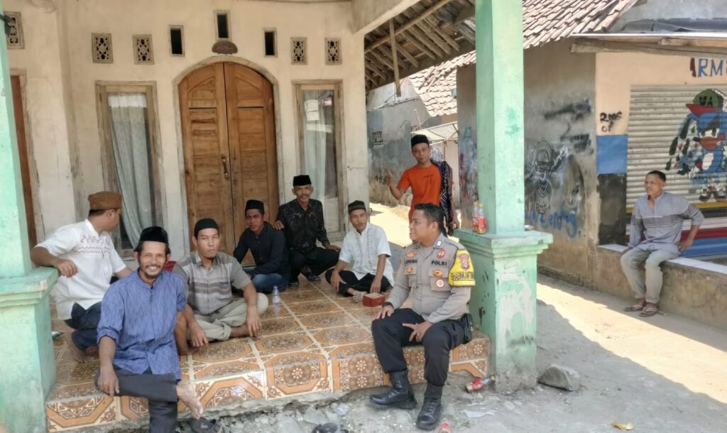 Kedekatan Bhabinkamtibmas Polsek Munjul dengan Warga Melalui Door to Door System (DDS) 7 WhatsApp Image 2023 10 29 at 16.30.52