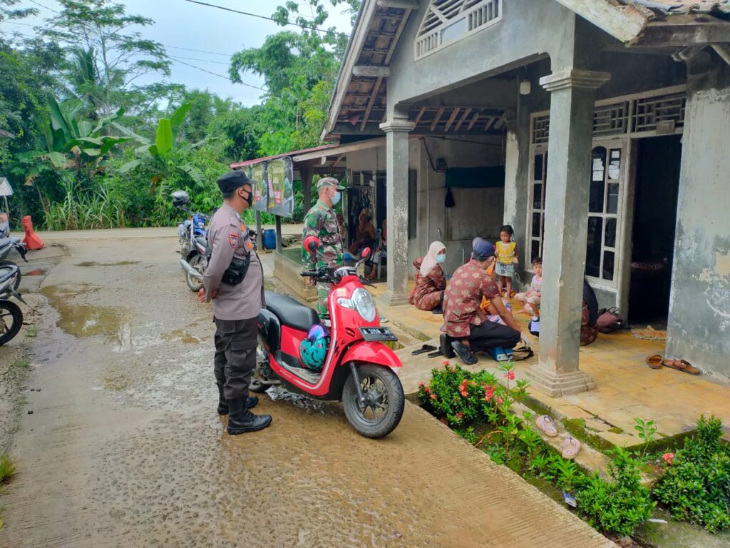 Bhabinkamtibmas Polsek Munjul Terus Dekatkan Diri dengan Warga melalui Patroli Dialogis 8 WhatsApp Image 2023 10 29 at 16.36.57