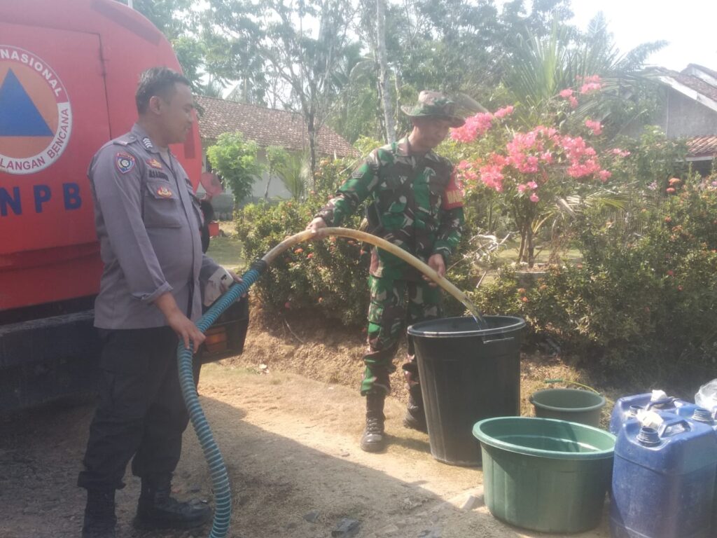 Bhabinkamtibmas Polsek Panimbang Salurkan Bantuan Air Bersih bagi Warga Terdampak Kekeringan 9 WhatsApp Image 2023 10 29 at 16.44.59