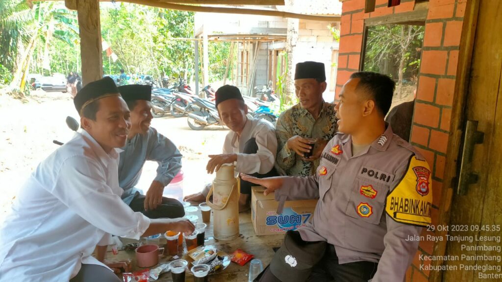 Polsek Panimbang Sambangi Warga untuk Sampaikan Pesan Kamtibmas 10 WhatsApp Image 2023 10 29 at 16.52.01