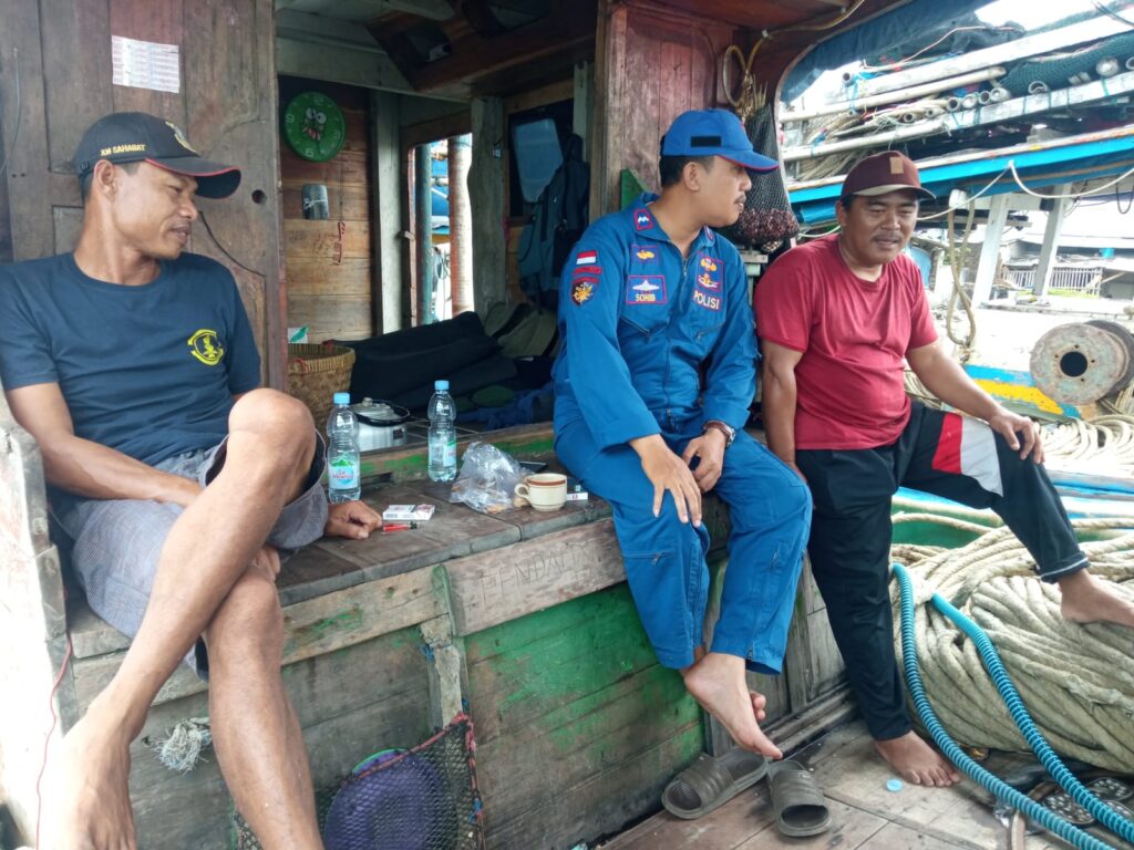 Polair Polres Pandeglang Himbau Nelayan untuk Jaga Keselamatan Saat Melaut 2 WhatsApp Image 2023 10 29 at 17.05.17