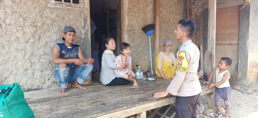 Bhabinkamtibmas Polsek Cimanggu Lakukan Kegiatan Door to Door System (DDS) di Desa Binaan 3 WhatsApp Image 2023 10 29 at 17.10.58