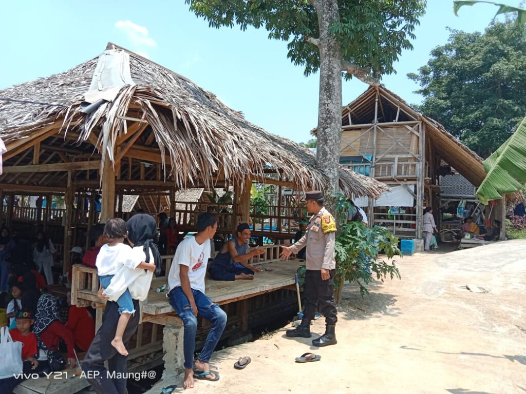 Polsek Cikedal Lakukan Patroli Pengamanan di Tempat Wisata Saung Bu Ende 2 WhatsApp Image 2023 10 29 at 17.25.46