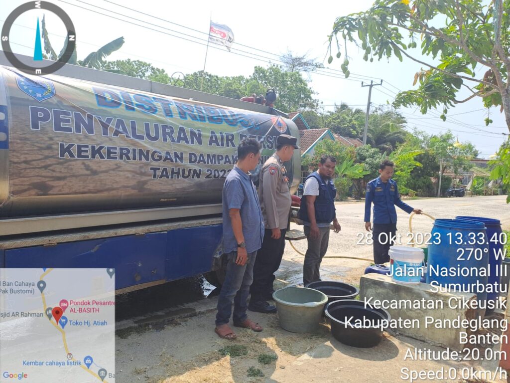 Polsek Cikeusik Sediakan Bantuan Air Bersih bagi Warga yang Mengalami Kesulitan 4 WhatsApp Image 2023 10 29 at 19.25.03