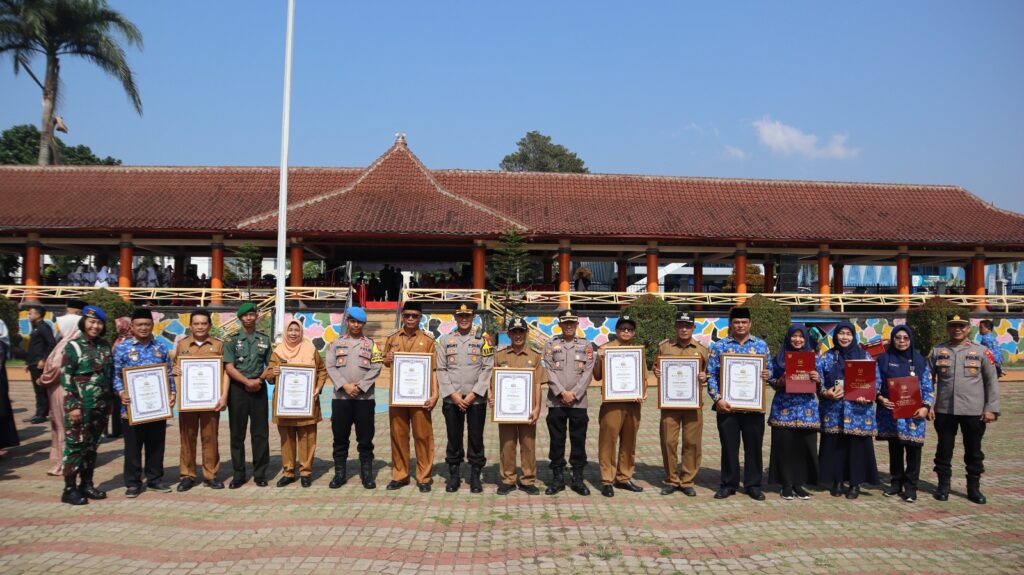 Kapolres Pandeglang Memberikan Penghargaan kepada Delapan Camat Berdedikasi dalam Membantu Tugas Polisi 8 WhatsApp Image 2023 10 30 at 10.25.30