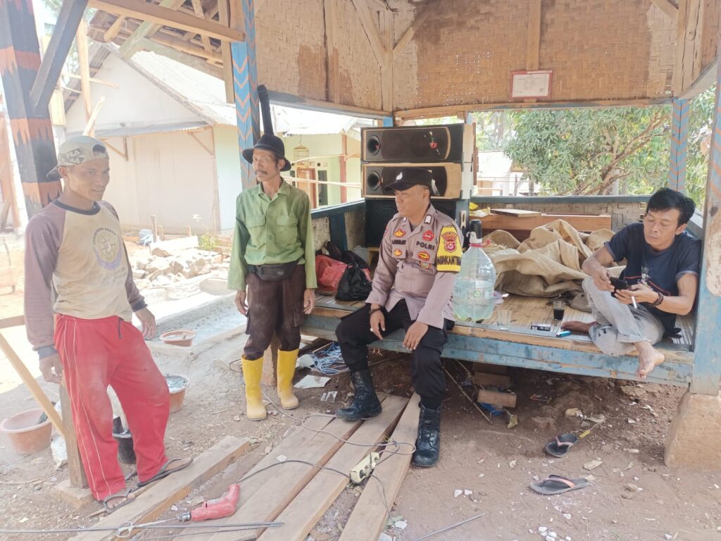 Bhabinkamtibmas Polsek Cimanggu Ajak Warga Jaga Kamtibmas melalui Silaturahmi 9 WhatsApp Image 2023 10 30 at 21.31.24