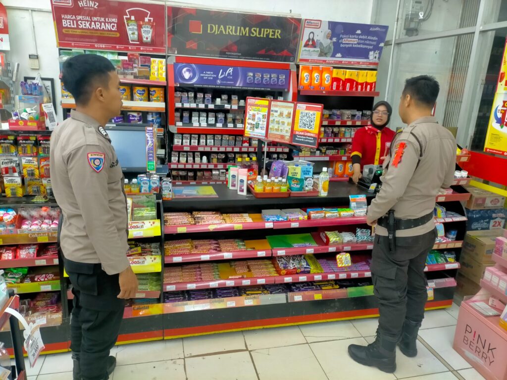 Polsek Mandalawangi Lakukan Patroli Malam Antisipasi Kriminalitas 10 WhatsApp Image 2023 10 31 at 11.14.03