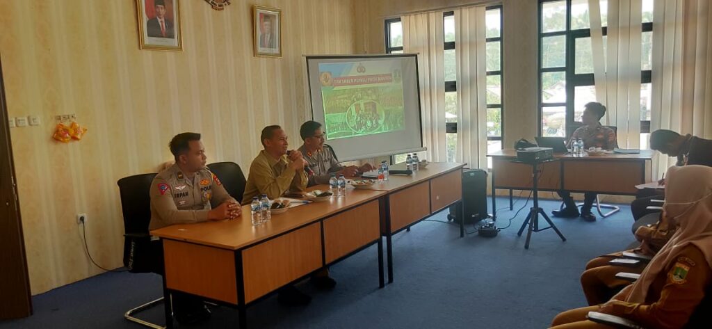 Polres Pandeglang Dampingi Sosialisasi Saber Pungli di Kantor Samsat 2 WhatsApp Image 2023 10 31 at 12.18.20