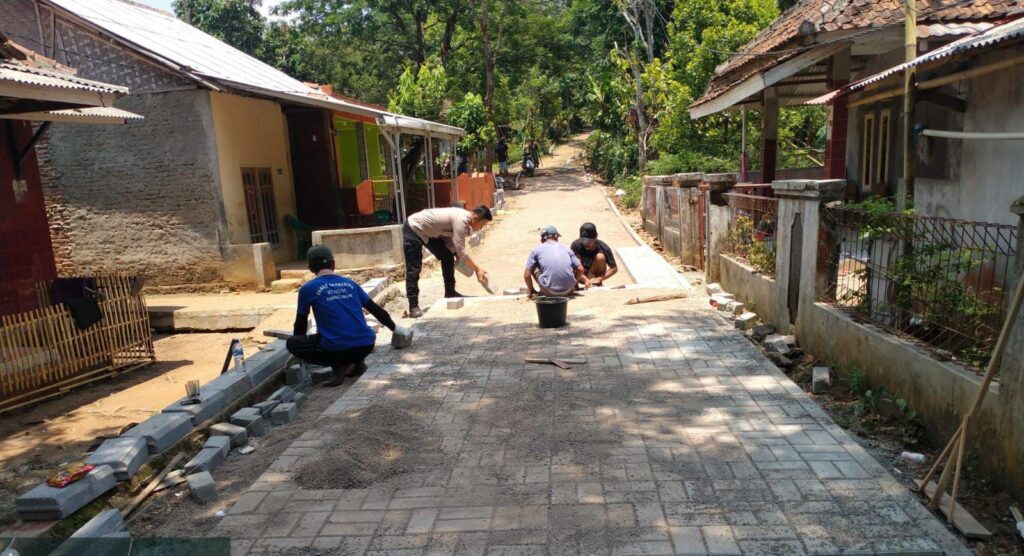 Bhabinkamtibmas Polsek Cimanuk Desa Kalanggunung Gotong Royong dengan Warga 4 WhatsApp Image 2023 10 31 at 14.13.10