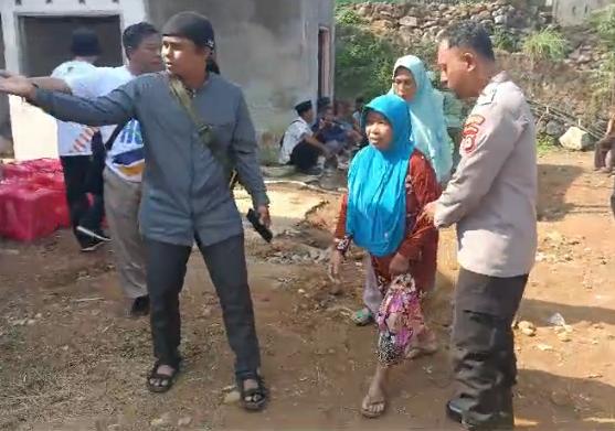 Bhabinkamtibmas Polsek Pulosari Terus Membina Kekompakan dengan Warga di Desa Kadu Hejo 6 WhatsApp Image 2023 10 31 at 19.32.37